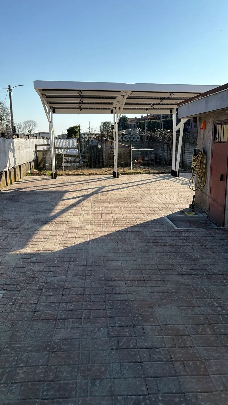 Area parcheggio con nuova pavimentazione in autobloccanti, ordinata e moderna.