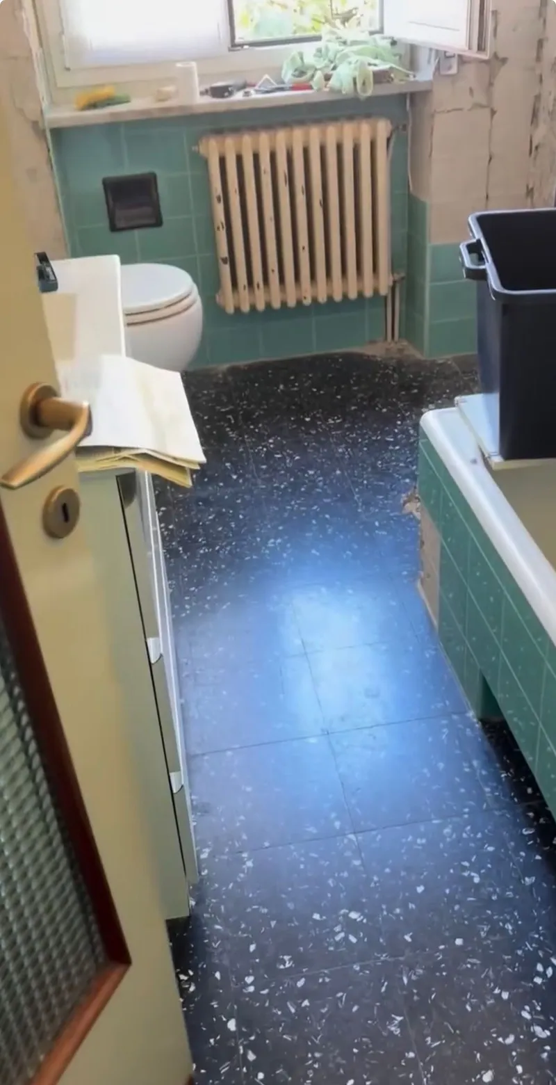 Bagno datato con piastrelle vecchie, sanitari usurati e impianto idraulico da rifare.
