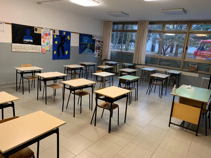Aula della scuola B. Bossi di Arcisate con nuovo pavimento in gres porcellanato posato a regola d'arte.