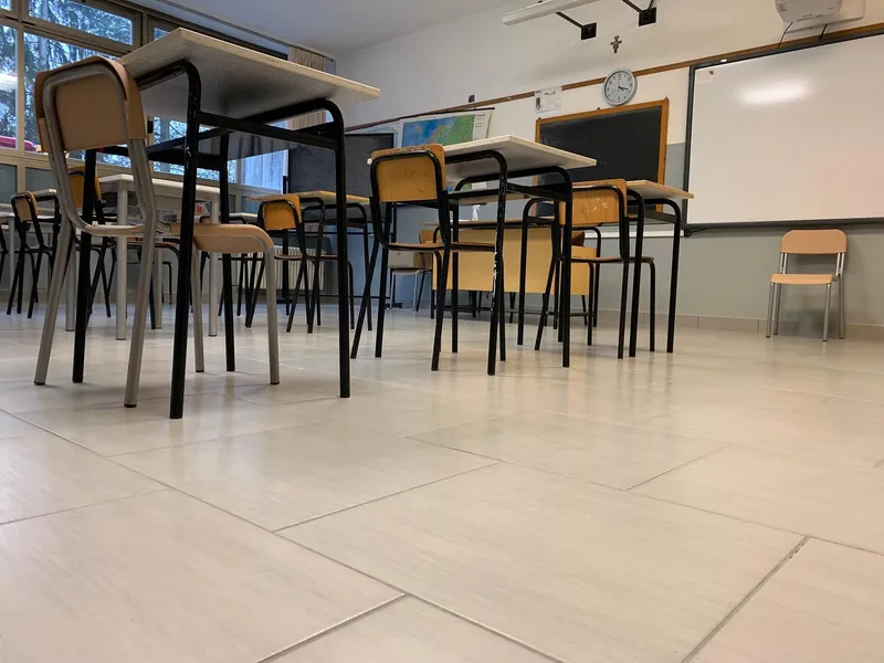 Pavimento in gres porcellanato di una classe della scuola B. Bossi di Arcisate, con battiscopa e finiture curate.
