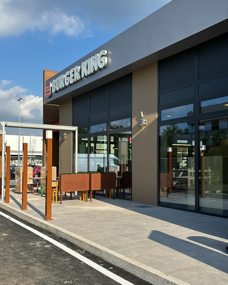 Pavimentazione esterna e marciapiede del punto vendita Burger King di Tradate, posati a regola d'arte.